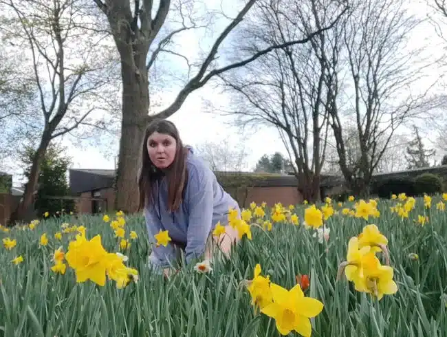 Pee in the flower meadow (without sound!)