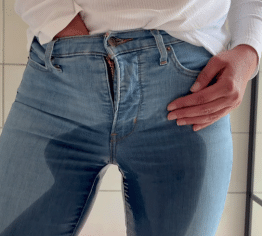 Jeans unter der Dusche tragen