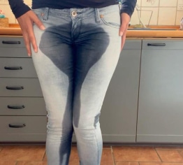 Beim Putzen in meine Cordjeans gepinkelt