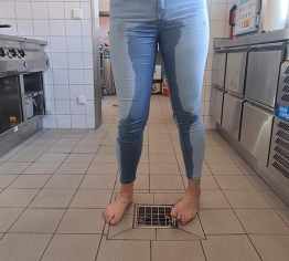 Jeans pissen in der Küche.