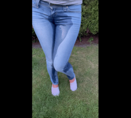 Nasse Jeans bei der Gartenparty