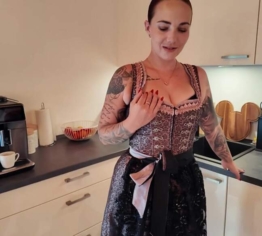 Im Dirndl meine Pussy gefingert !!