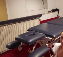 Hart durchgefickt auf der Massage Liege