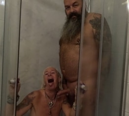 BJ in der Dusche und Duschen im Hotelzimmer