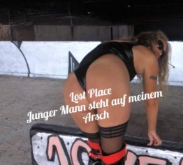 Lost Place. Junger Mann steht auf meinen Arsch